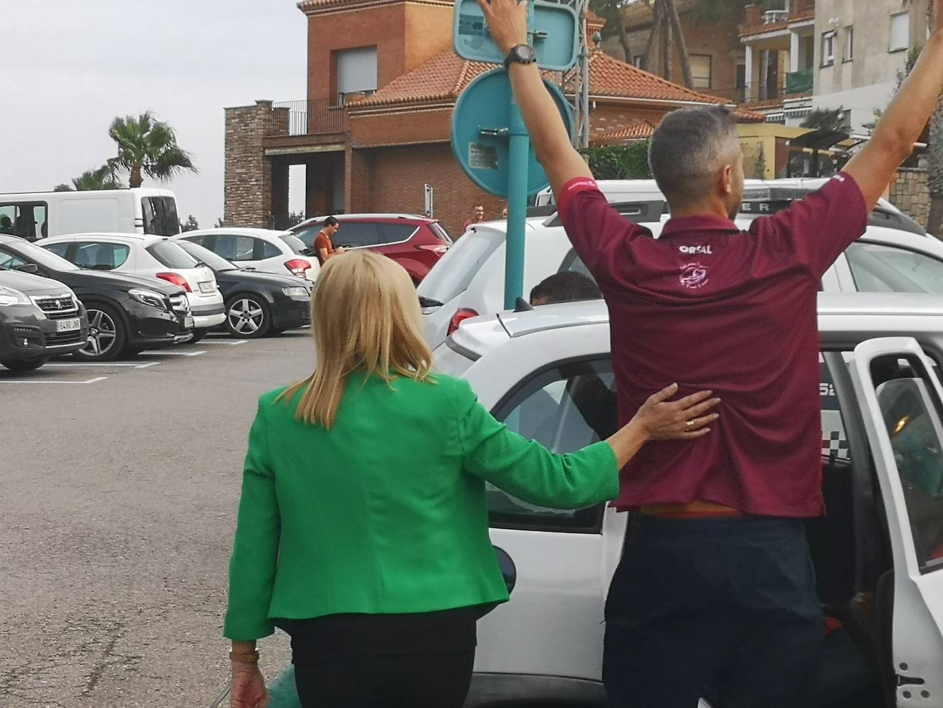 Serra se organizó el pasado sábado para rendir un cálido homenaje a Héctor Catalá, quien volvía a casa después de ganar el Mundial en Suiza y la Copa del Mundo en Cataluña y conseguir la medalla de plata en el campeonato de Europa celebrado en Valencia. El pueblo acudió para recibir con una sorpresa ante el Ayuntamiento a su deportista más internacional. El acto estuvo a la altura de las grandes estrellas. Un centenar de vecinos y amigos de Héctor se dieron cita para festejar la gran gesta conseguida por el paratriatleta. La fiesta acabó con una alegría final por parte de la alcaldesa Alicia Tusón, quien quiso anunciar ante todos que tras la futura remodelación del polideportivo pasará a llevar el nombre de Héctor Catalá. El paratriatleta, emocionado, agradeció el homenaje y la estima de un evento en el que se respiraba la emoción y confianza de que el serrano coseche un nuevo gran triunfo en los próximos Juegos Paralímpicos de Tokio 2020.