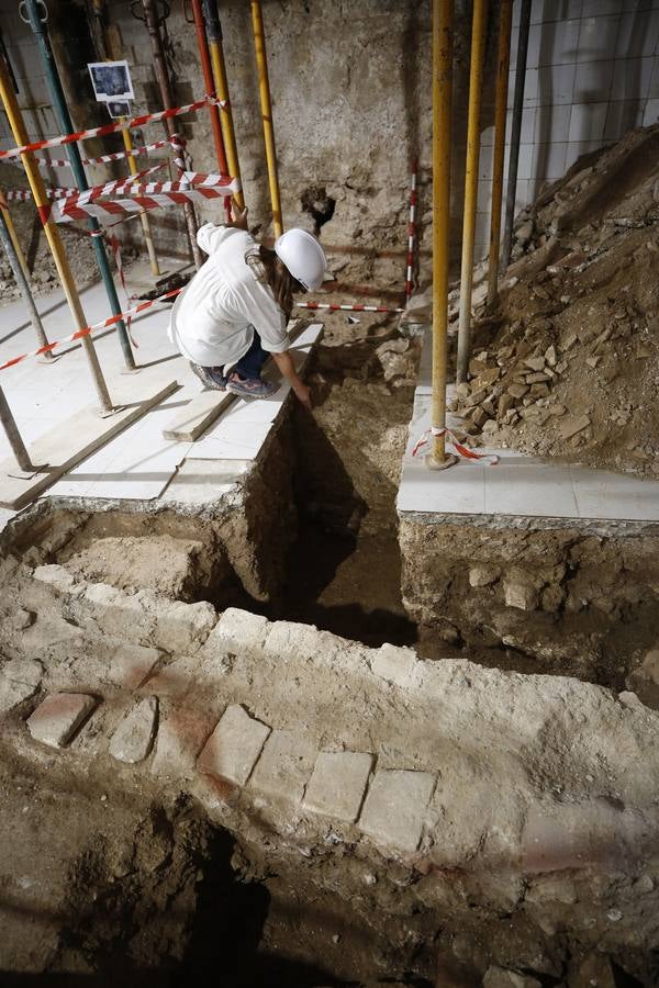 Unas obras en un edificio municipal en la plaza Doctor Collado, junto a la Lonja, han sacado a al luz otro tramo de la muralla islámica de Valencia, además de una bóveda del siglo XVI y un horno del XIX.