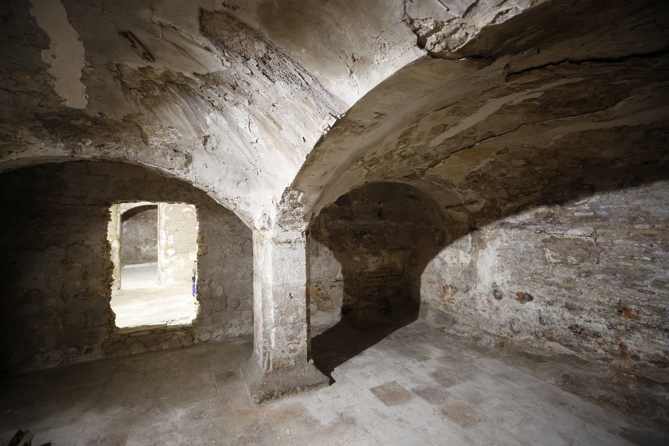 Unas obras en un edificio municipal en la plaza Doctor Collado, junto a la Lonja, han sacado a al luz otro tramo de la muralla islámica de Valencia, además de una bóveda del siglo XVI y un horno del XIX.