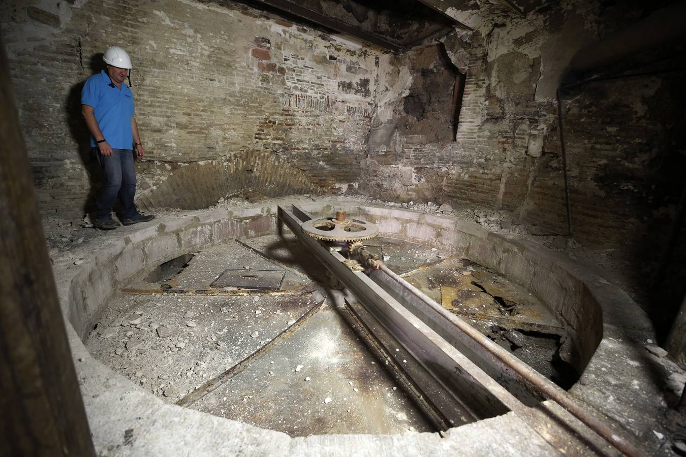 Unas obras en un edificio municipal en la plaza Doctor Collado, junto a la Lonja, han sacado a al luz otro tramo de la muralla islámica de Valencia, además de una bóveda del siglo XVI y un horno del XIX.