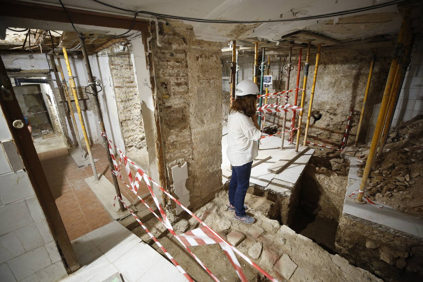 Unas obras en un edificio municipal en la plaza Doctor Collado, junto a la Lonja, han sacado a al luz otro tramo de la muralla islámica de Valencia, además de una bóveda del siglo XVI y un horno del XIX.