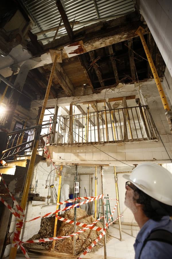 Unas obras en un edificio municipal en la plaza Doctor Collado, junto a la Lonja, han sacado a al luz otro tramo de la muralla islámica de Valencia, además de una bóveda del siglo XVI y un horno del XIX.