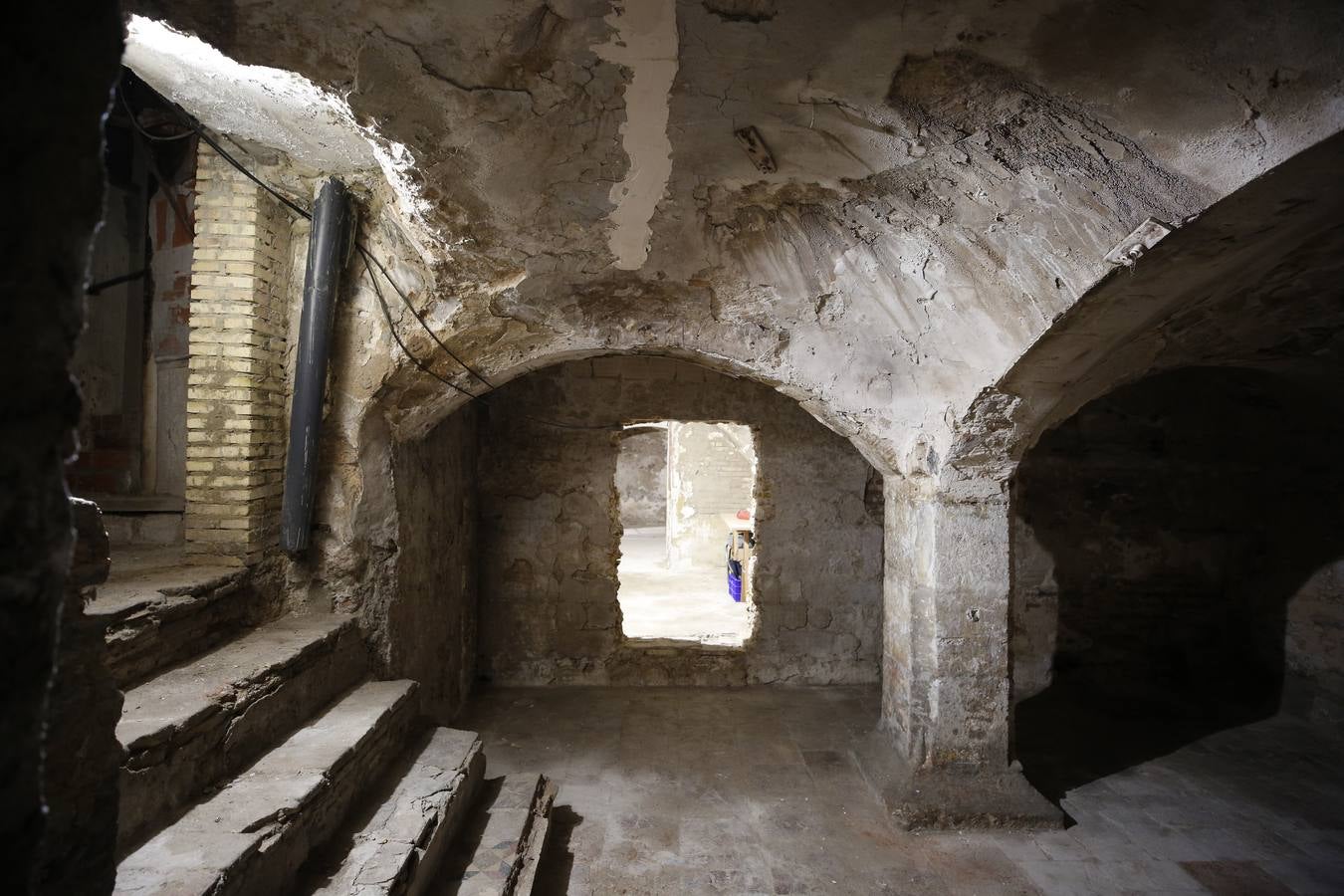 Unas obras en un edificio municipal en la plaza Doctor Collado, junto a la Lonja, han sacado a al luz otro tramo de la muralla islámica de Valencia, además de una bóveda del siglo XVI y un horno del XIX.