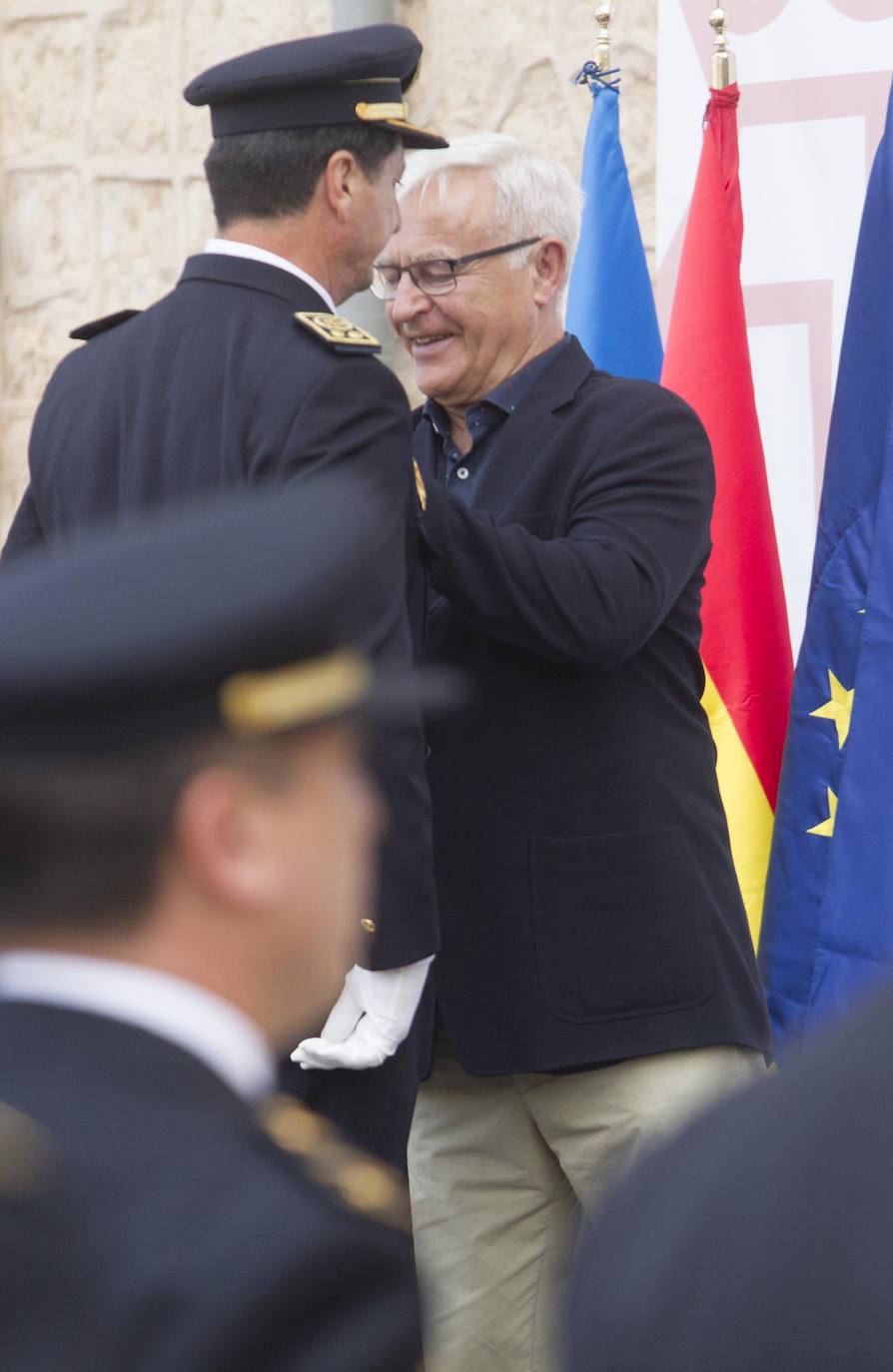 La Generalitat concede un centenar de condecoraciones en el Día de la Policía Autonómica