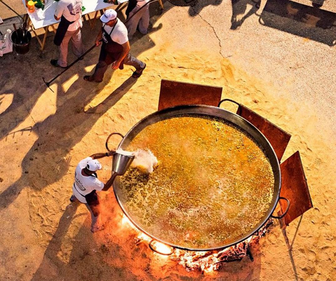 PAELLA TRADICIONAL VALENCIANA A LEÑA. Juan Carlos Galbis Olivares estará en el World Paella Day. Fue el primer cocinero valenciano con Estrella Michelín en la ciudad, con la paella como plato estrella. Coautor de numerosos libros de cocina y colaborador en programas de televisión, además de miembro fundador de: Chainne des Rotisseurs, Asociación Magistral de Gastronomía, Jóvenes Restauradores de Europa, Eurotoques y Menjar i viure. Ostenta el récord Guinness de paella más grande del mundo (2001); el Collar de la Cofradía Mundial del Arroz; fue director de la cocina del Pabellón de España en la Expo de Sevilla, entre otros. Actualmente también ejerce de Maestro en escuelas de cocina.