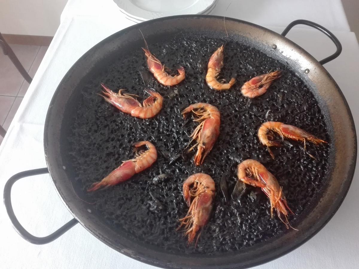 ARROZ NEGRO CON GAMBA ROJA. El chef Cesáreo Martí, del restaurante Casa Lola del Grao de Castellón, cocinará este plato.