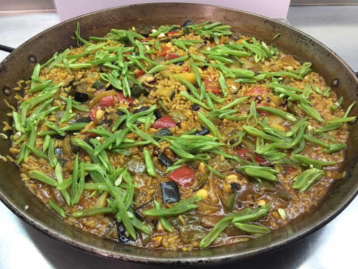 ARROZ DE VERDURAS DE LA VEGA BAJA Y PULPO. La chef Aurora Torres Mora, del Restaurante La Herradura es conocida como "La reina de la Alcachofa", por su gran respeto y divulgación por este producto junto con el resto de verduras de la Vega Baja del Segura, con el que acompaña gran parte de los arroces de su carta. Ha participado en las ferias gastronómicas y turísticas Gastrónoma y Fitur y su arroz con alcachofas y boquerones se encuentra en este momento en tercer lugar en el campeonato Mejores Arroces 2019, organizado por Unilever Food Solutions, que desvelará sus ganadores en noviembre en Murcia. También participa en Canal Cocina y en show cookings y master class para estudiantes y aficionados