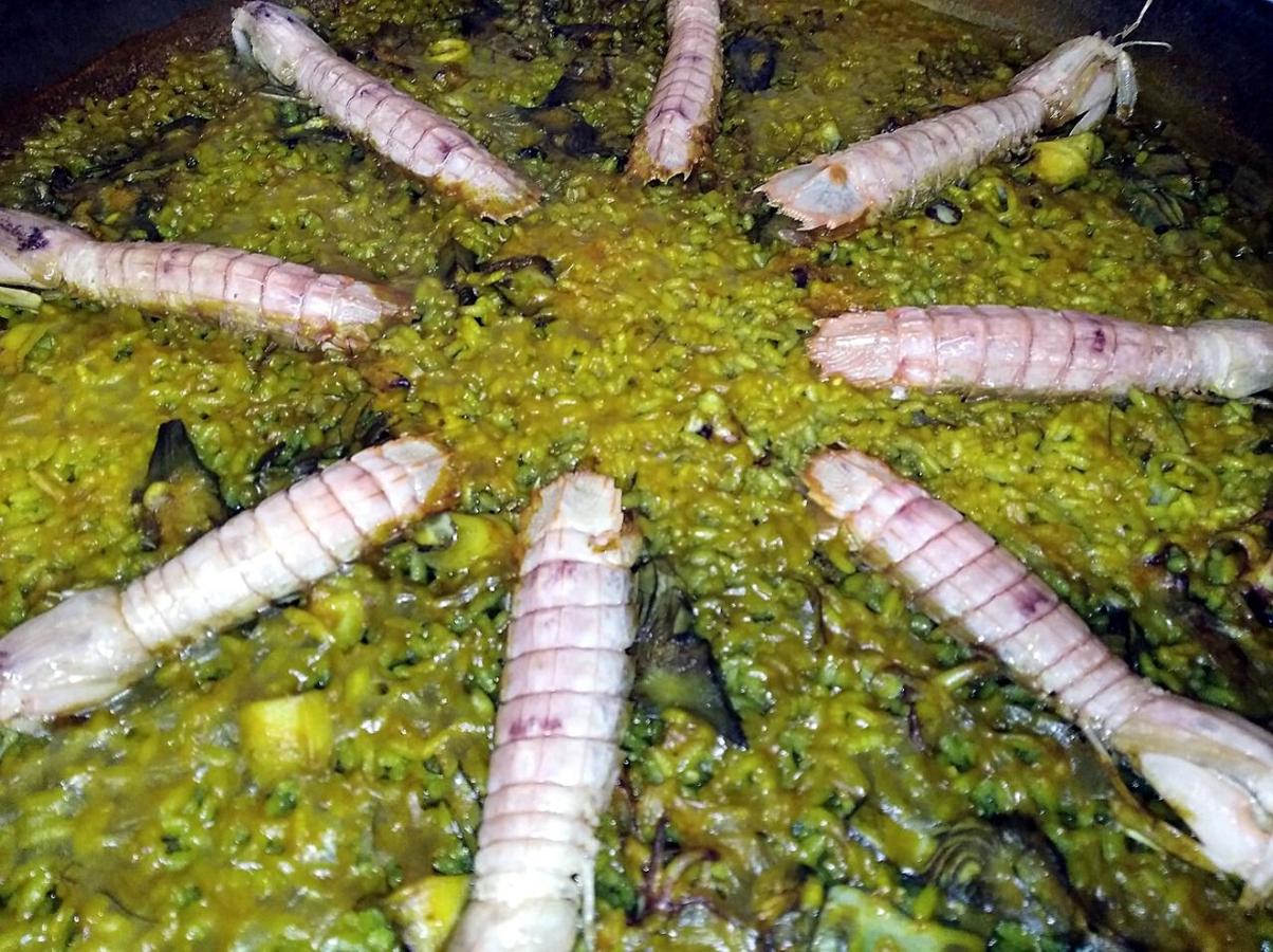 ARROZ MELOSO DEL PESCADOR CON GALERAS, CANGREJOS Y ALCACHOFAS. Jose y Marcos Gómez, del restaurante Puerta Del Mar miembro de la FEHV, que se posiciona como un referente en almuerzos típicos valencianos de gran calidad y menús donde nunca falta el arroz basado en recetas tradicionales y propias, pero siempre respetando al producto y a la estacionalidad.