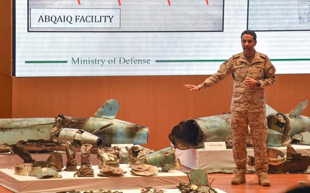 El portavoz saudí mostró lo que presentó como restos de armamento iraní usado en el ataque a las refinerías.
