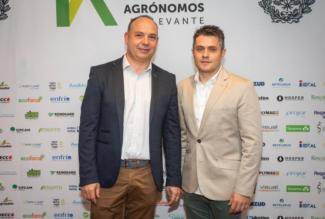 La Fundación para la Promoción de la Agronomía del Colegio Oficial de Ingenieros Agrónomos de Levante (COIAL) ha reconocido este año con sus premios al Sindicato Central de Regantes del Acueducto Tajo Segura (SCRATS) en la categoría de Iniciativa y Desarrollo; Rural Sant Vicent Ferrer de Benaguasil, por la Innovación; y a Fernando Verdú, director general de Hermisan, premio a la Excelencia profesional. Además, el COIAL ha reconocido la Excelencia Novel del estudiante Fernando Cañamás, egresado de la Escuela de Valencia, por su proyecto de fábrica de zumo de manzana, en el TM de Benicarló. El colegio también felicita a Jordi Buforn Pascual, premio al mejor proyecto de la escuela de València, por la Fábrica de Cerveza estilo Pils en el TM de La Vila Joiosa.