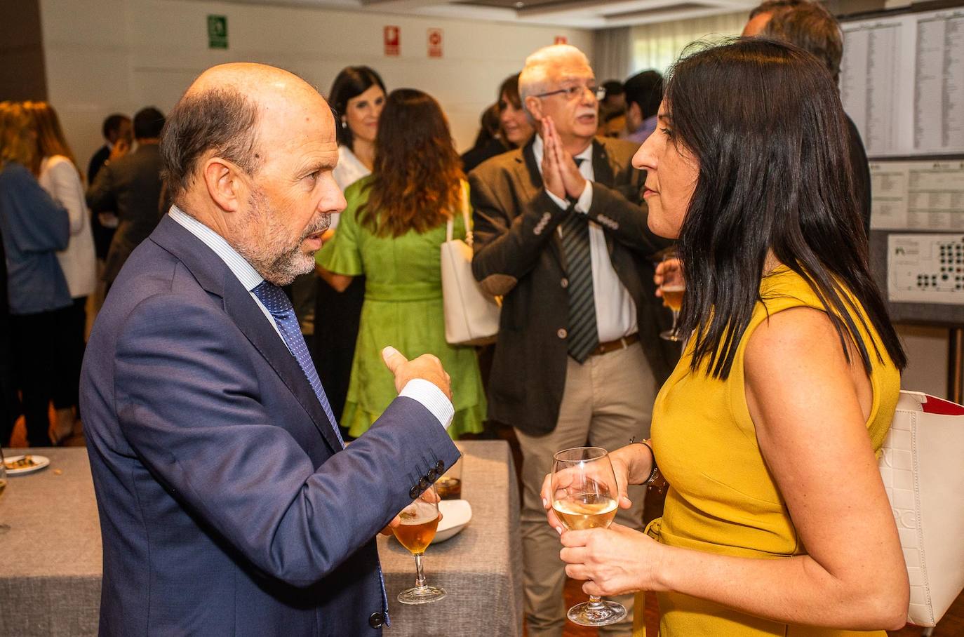 La Fundación para la Promoción de la Agronomía del Colegio Oficial de Ingenieros Agrónomos de Levante (COIAL) ha reconocido este año con sus premios al Sindicato Central de Regantes del Acueducto Tajo Segura (SCRATS) en la categoría de Iniciativa y Desarrollo; Rural Sant Vicent Ferrer de Benaguasil, por la Innovación; y a Fernando Verdú, director general de Hermisan, premio a la Excelencia profesional. Además, el COIAL ha reconocido la Excelencia Novel del estudiante Fernando Cañamás, egresado de la Escuela de Valencia, por su proyecto de fábrica de zumo de manzana, en el TM de Benicarló. El colegio también felicita a Jordi Buforn Pascual, premio al mejor proyecto de la escuela de València, por la Fábrica de Cerveza estilo Pils en el TM de La Vila Joiosa.