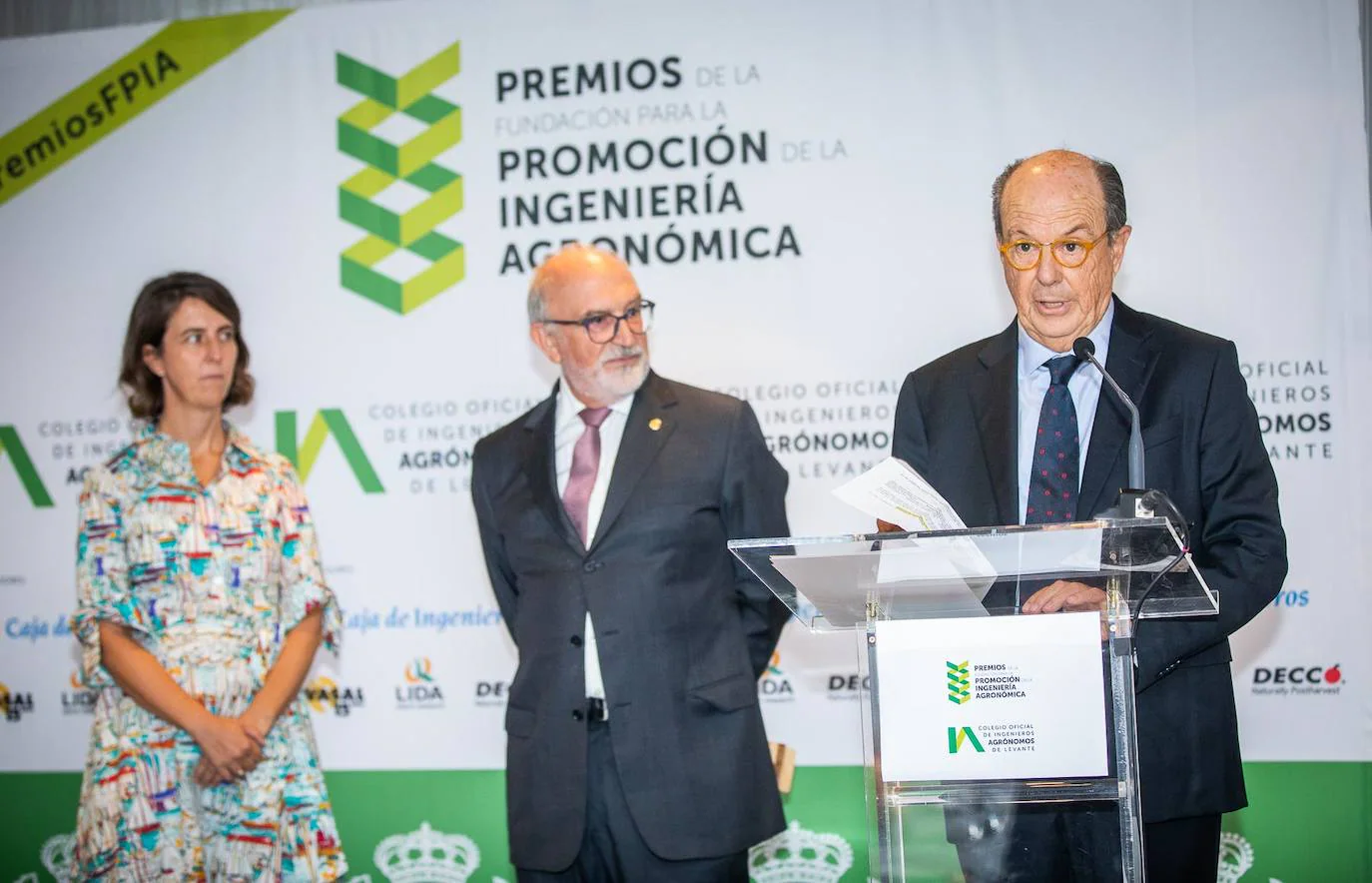 La Fundación para la Promoción de la Agronomía del Colegio Oficial de Ingenieros Agrónomos de Levante (COIAL) ha reconocido este año con sus premios al Sindicato Central de Regantes del Acueducto Tajo Segura (SCRATS) en la categoría de Iniciativa y Desarrollo; Rural Sant Vicent Ferrer de Benaguasil, por la Innovación; y a Fernando Verdú, director general de Hermisan, premio a la Excelencia profesional. Además, el COIAL ha reconocido la Excelencia Novel del estudiante Fernando Cañamás, egresado de la Escuela de Valencia, por su proyecto de fábrica de zumo de manzana, en el TM de Benicarló. El colegio también felicita a Jordi Buforn Pascual, premio al mejor proyecto de la escuela de València, por la Fábrica de Cerveza estilo Pils en el TM de La Vila Joiosa.