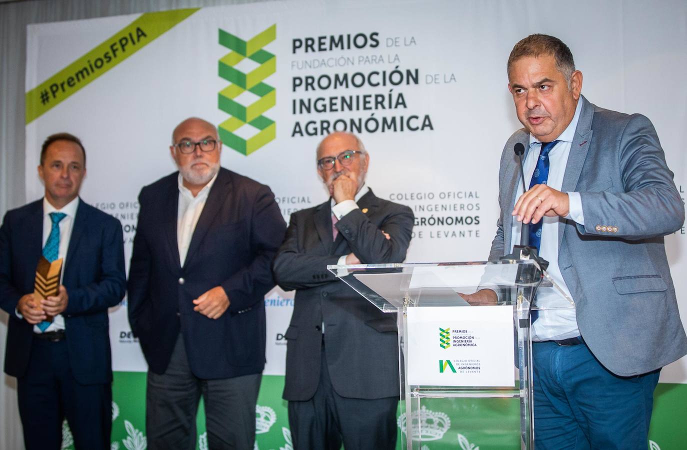 La Fundación para la Promoción de la Agronomía del Colegio Oficial de Ingenieros Agrónomos de Levante (COIAL) ha reconocido este año con sus premios al Sindicato Central de Regantes del Acueducto Tajo Segura (SCRATS) en la categoría de Iniciativa y Desarrollo; Rural Sant Vicent Ferrer de Benaguasil, por la Innovación; y a Fernando Verdú, director general de Hermisan, premio a la Excelencia profesional. Además, el COIAL ha reconocido la Excelencia Novel del estudiante Fernando Cañamás, egresado de la Escuela de Valencia, por su proyecto de fábrica de zumo de manzana, en el TM de Benicarló. El colegio también felicita a Jordi Buforn Pascual, premio al mejor proyecto de la escuela de València, por la Fábrica de Cerveza estilo Pils en el TM de La Vila Joiosa.