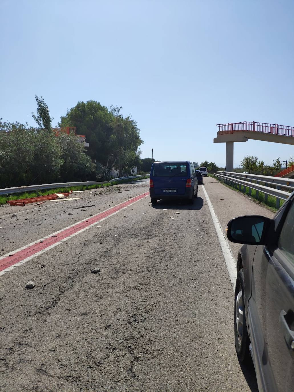 Un camión arranca la pasarela peatonal de El Saler