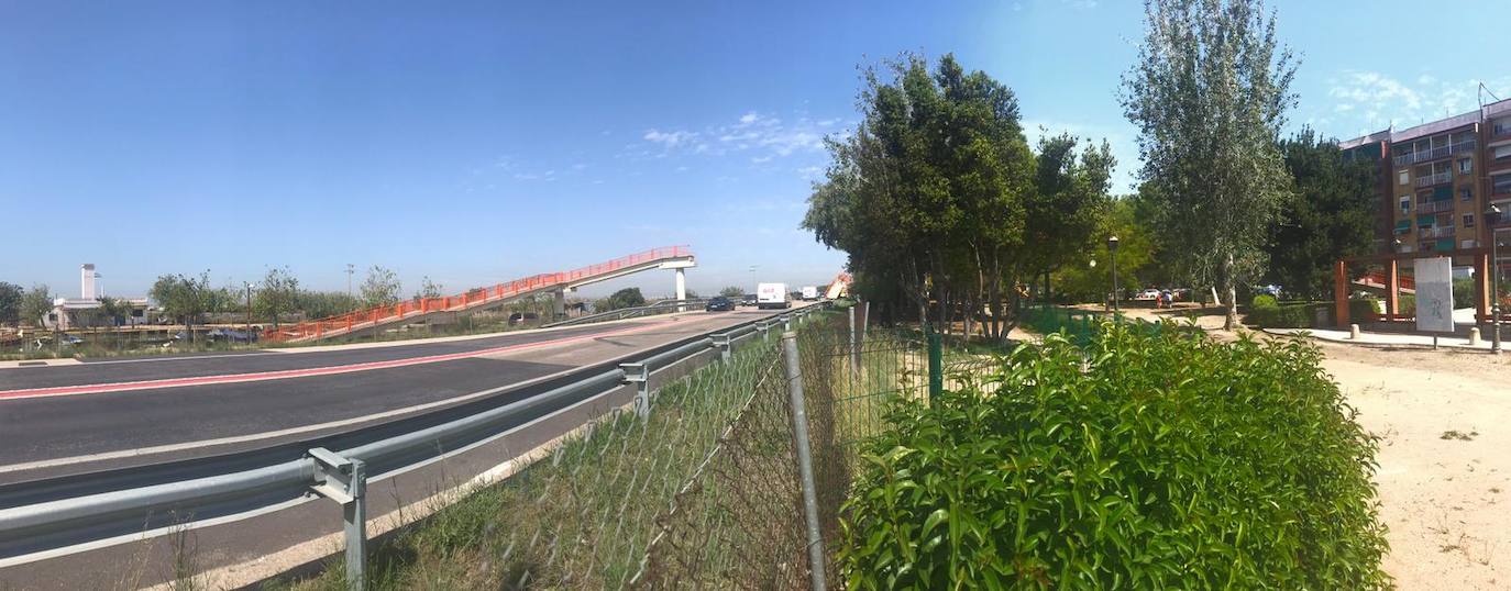 Un camión arranca la pasarela peatonal de El Saler