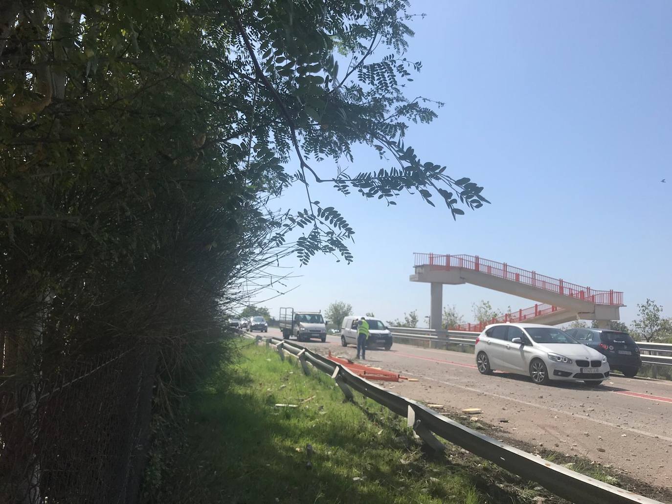 Un camión arranca la pasarela peatonal de El Saler