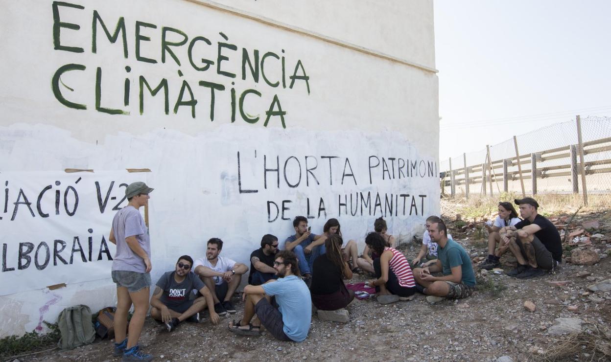 Un grupo de personas, junto al Forn de la Barraca, el martes. 