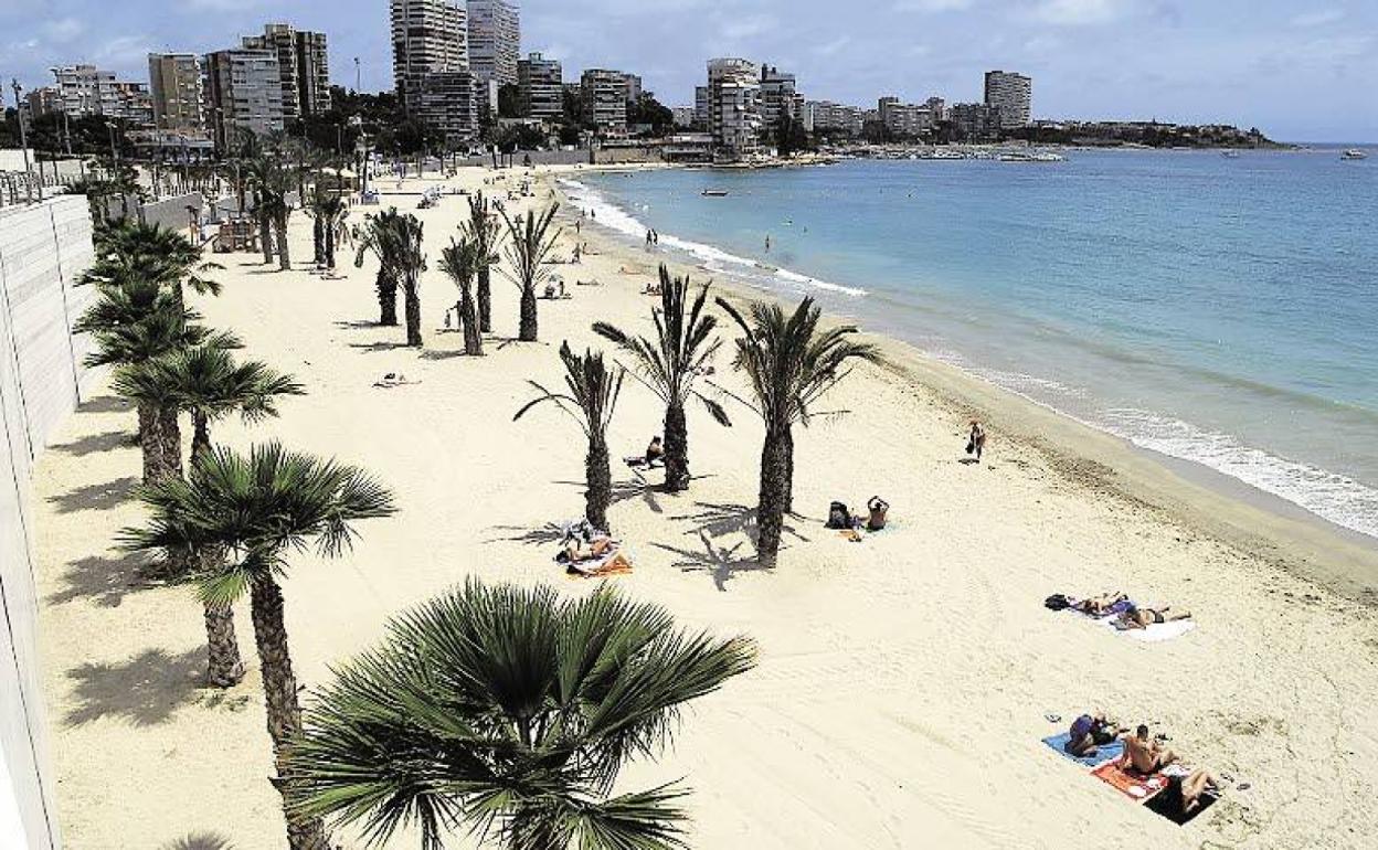 Playa de la Albufereta, donde han sido interceptados algunos de los tripulantes de la patera. 