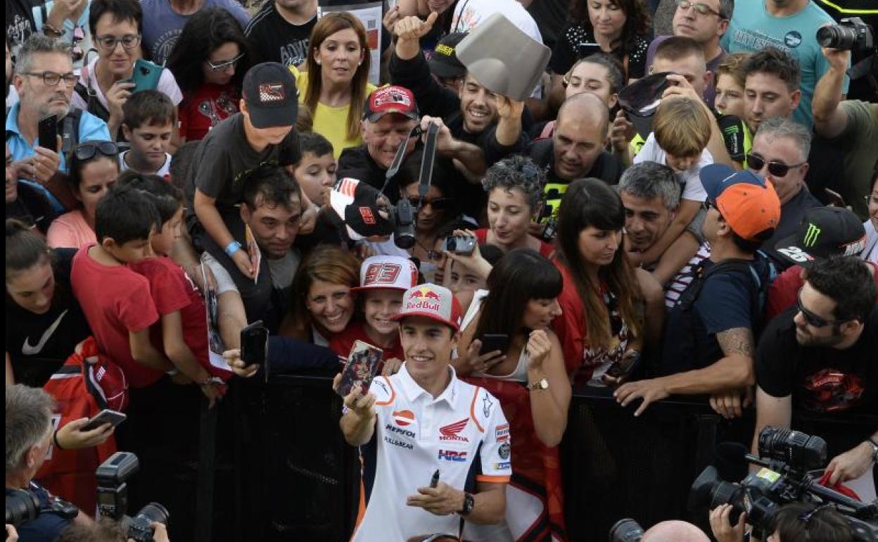 Marc Márquez se fotografía con un grupo de seguidores en Motorland. 