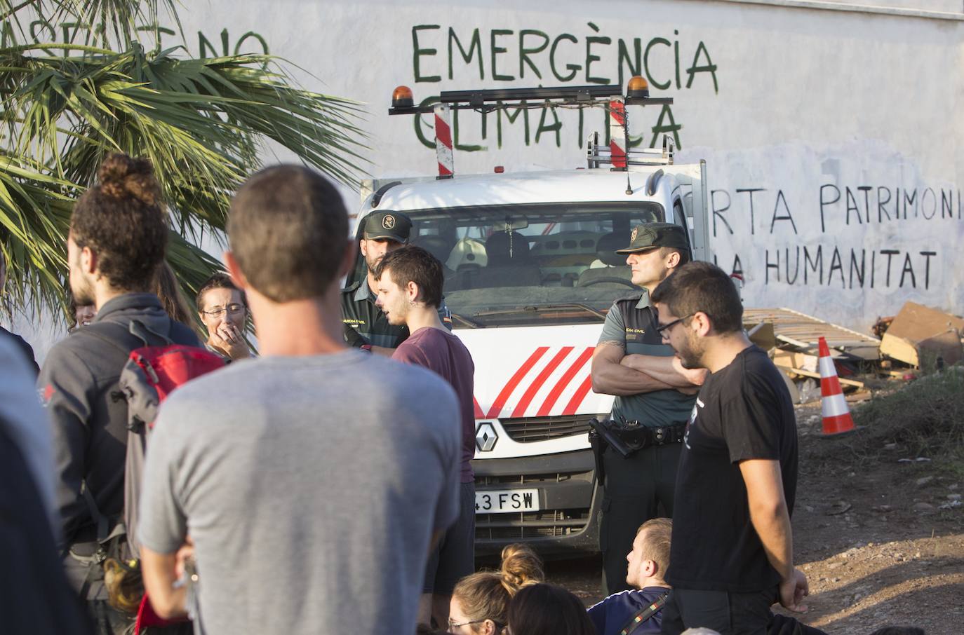 Fotos: La Guardia Civil desaloja la alquería del Forn de la Barraca y comienza su derribo