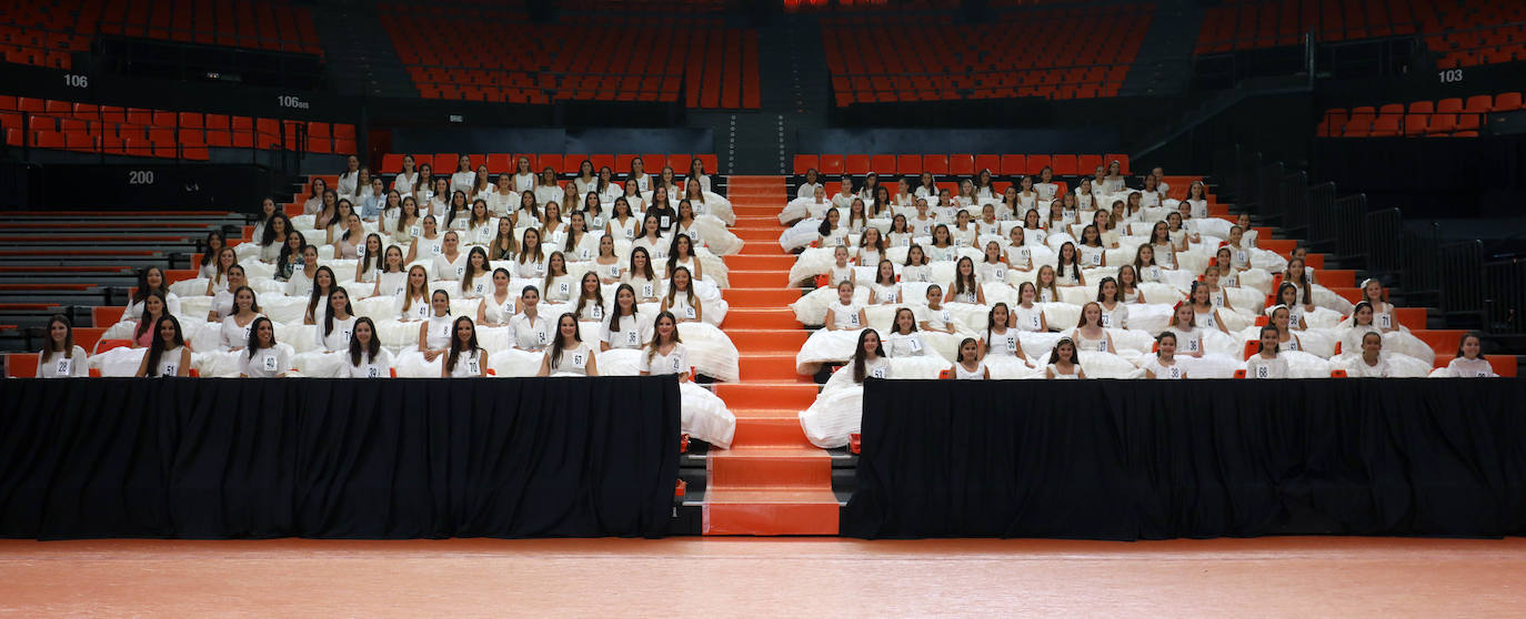 El pabellón de la Fonteta acogió ayer una jornada de ensayo de las 73 candidatas mayores y 73 niñas que optan a formar parte de las cortes de honor de 2020. Todas ellas tomaron asiento en las gradas y, posteriormente, desfilaron de forma ordenada con el número que las identifica ante la atenta mirada de los jurados, que estaban tomando buena nota de la puesta en escena. Con las habituales enaguas de la indumentaria valenciana y con una blusa o chaqueta y con los zapatos de valenciana, todas ellas mostraron su mejor sonrisa y no dudaron en aflorar los nervios típicos antes de la gala del sábado. La escuela de danza de Susana Renau y los falleros que colaborarán en el espectáculo también repasaron los números.