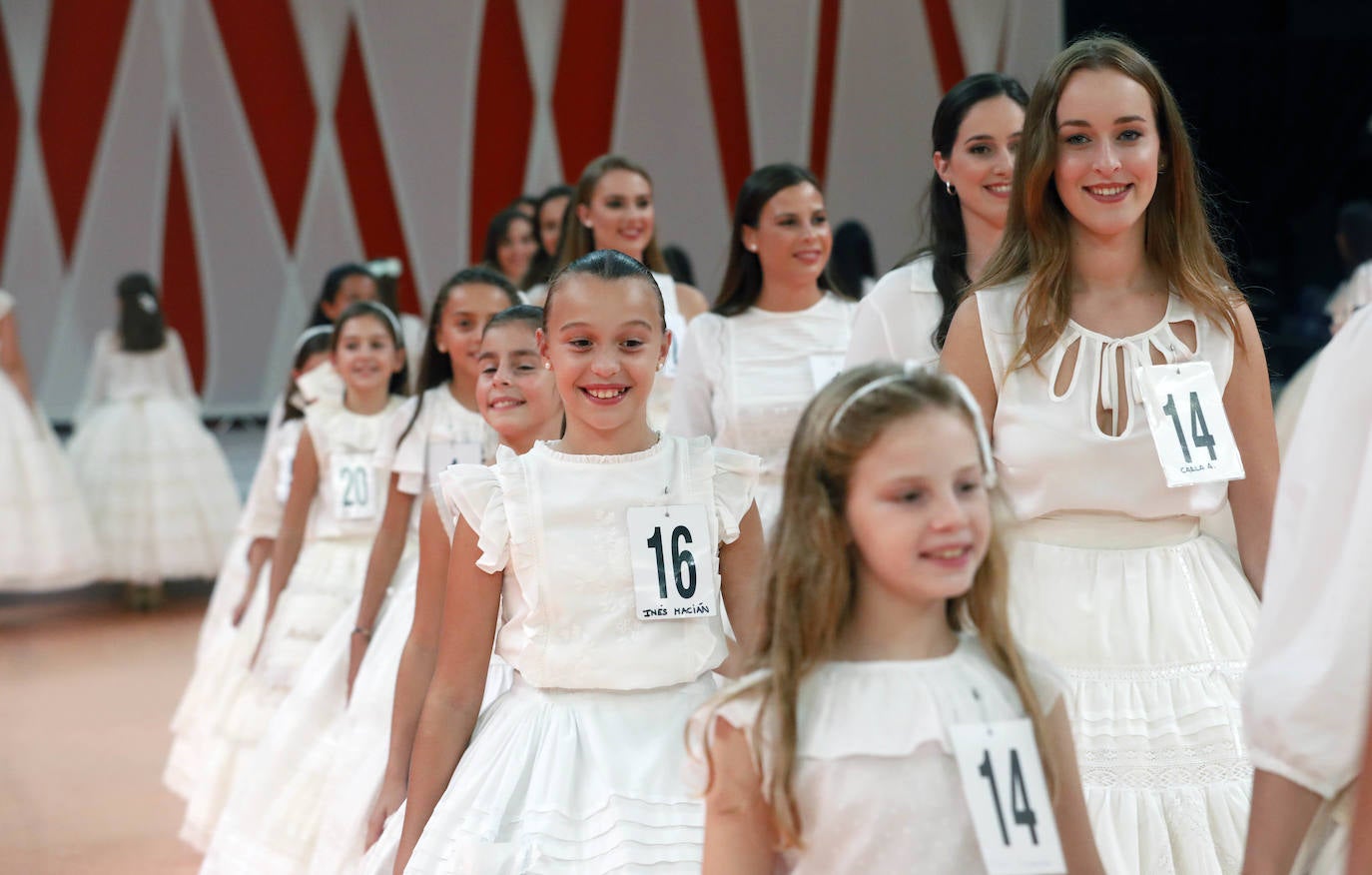 El pabellón de la Fonteta acogió ayer una jornada de ensayo de las 73 candidatas mayores y 73 niñas que optan a formar parte de las cortes de honor de 2020. Todas ellas tomaron asiento en las gradas y, posteriormente, desfilaron de forma ordenada con el número que las identifica ante la atenta mirada de los jurados, que estaban tomando buena nota de la puesta en escena. Con las habituales enaguas de la indumentaria valenciana y con una blusa o chaqueta y con los zapatos de valenciana, todas ellas mostraron su mejor sonrisa y no dudaron en aflorar los nervios típicos antes de la gala del sábado. La escuela de danza de Susana Renau y los falleros que colaborarán en el espectáculo también repasaron los números.