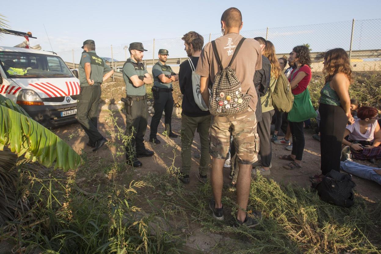 Agentes de la Guardia Civil impiden ayer el paso a los acampados. 