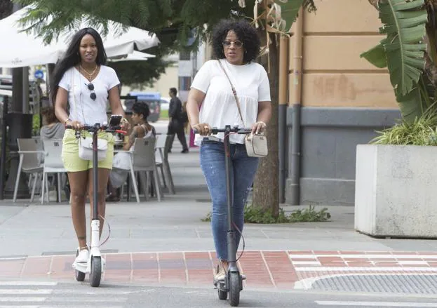 Usuarios de patinete eléctrico en Valencia.