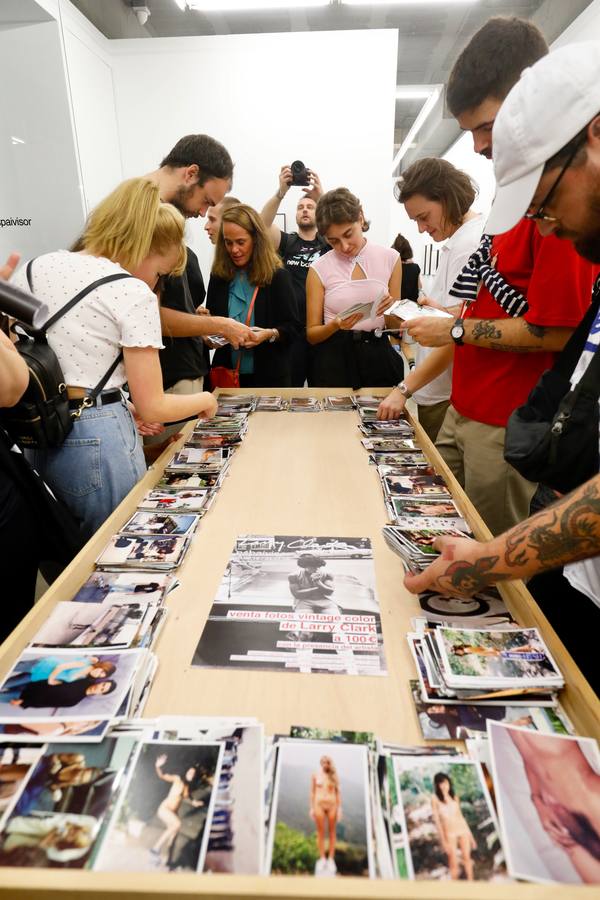 La programación prevista contempla cuatro rutas para recorrer las muestras los viernes 27 de septiembre y 4 de octubre. El sábado tendrá lugar en el Palau de Forcalló la mesa redonda titulada 'Retos y nuevas estrategias en la gestión de galerías de arte contemporáneo'. Y el para el próximo domingo están previstas visitas guiadas al IVAM, el Centro del Carmen, también a espacios privados como Bombas Gens y Fundación Bancaja. 