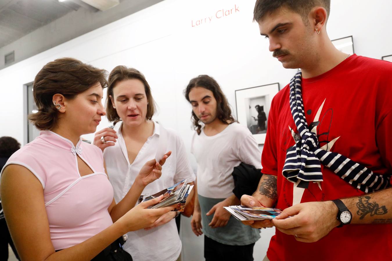 La programación prevista contempla cuatro rutas para recorrer las muestras los viernes 27 de septiembre y 4 de octubre. El sábado tendrá lugar en el Palau de Forcalló la mesa redonda titulada 'Retos y nuevas estrategias en la gestión de galerías de arte contemporáneo'. Y el para el próximo domingo están previstas visitas guiadas al IVAM, el Centro del Carmen, también a espacios privados como Bombas Gens y Fundación Bancaja. 