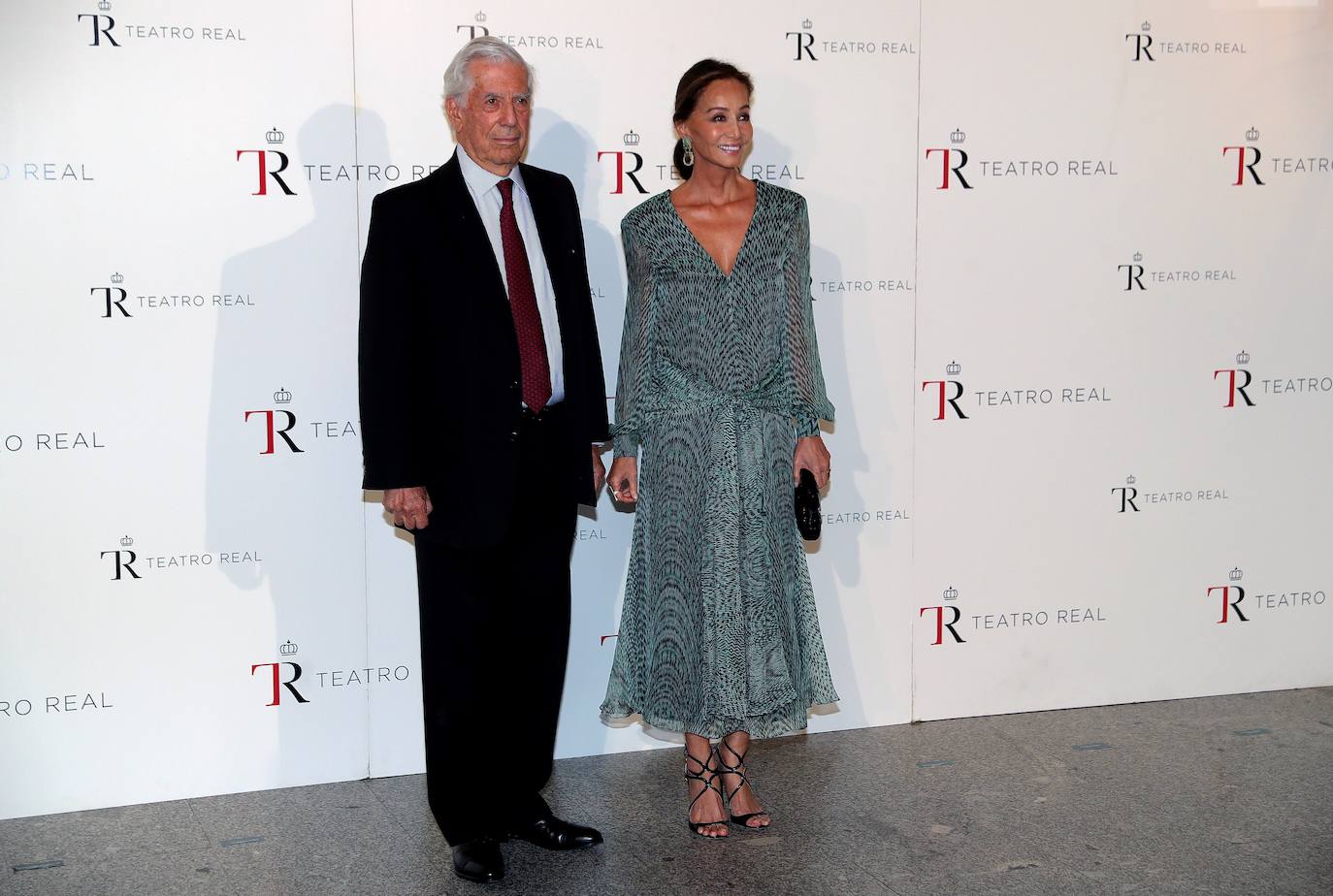 El Teatro Real se ha vestido de gala para acoger la ópera 'Don Carlo', de Giuseppe Verdi, con la que se inaugura la nueva temporada. Un evento que no ha querido perderse Isabel Preysler y su pareja, Mario Vargas Llosa.