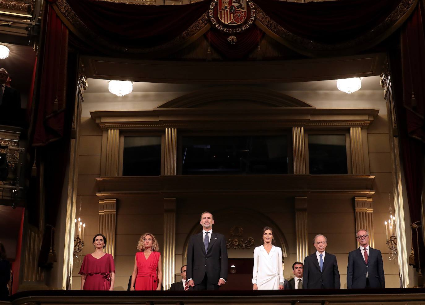 La Reina Letizia sorprende en la inauguración del Teatro Real. El coliseo ha inaugurado la temporada 2019/2020 con la representación de la opera Don Carlo de Giuseppe Verdi, coincidiendo con el 23º aniversario del prestigioso teatro madrileño. Al acto, como ya es tradición, han acudido los Reyes Felipe y Letizia.