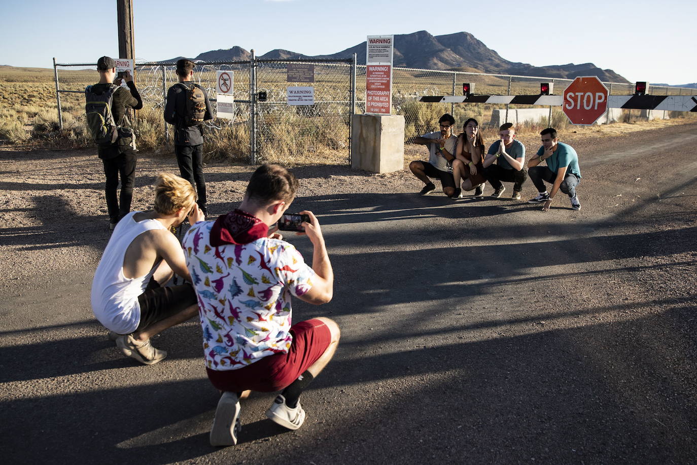 De las casi millón y medio de personas que prometieron en Facebook sumarse a una "invasión" este viernes al Área 51 en Nevada para conocer y liberar a los extraterrestres que, suponen, están allí cautivos, apenas unos cientos acudieron a la cita.