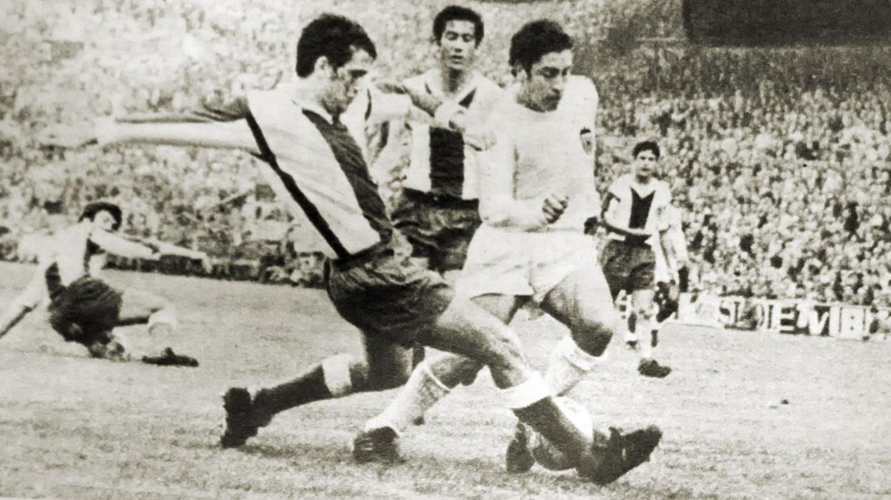 Pep Claramunt pelea por el balón durante la final de la Liga de 1971. 