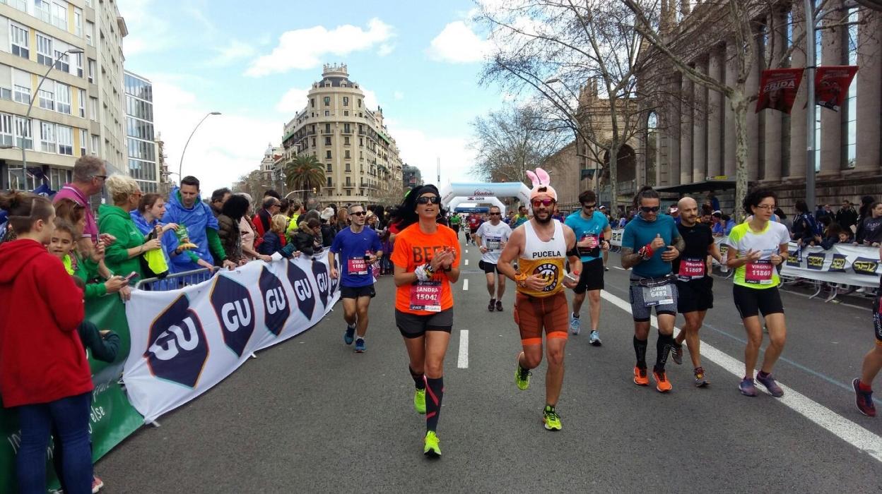 Sandra Arias completa el maratón de Barcelona. 