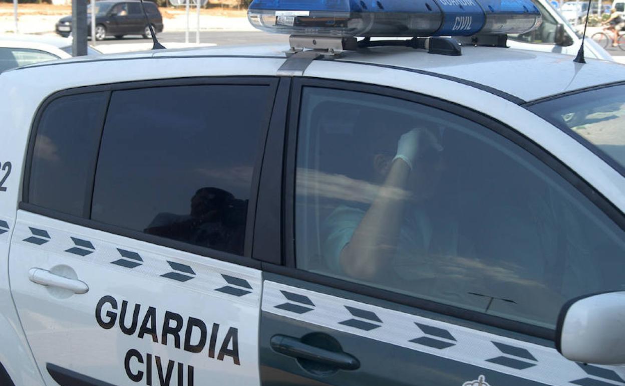 La Guardia Civil detiene a un septuagenario cuando robaba con «desparpajo y agilidad atípicos» en el interior de un vehículo en Calpe