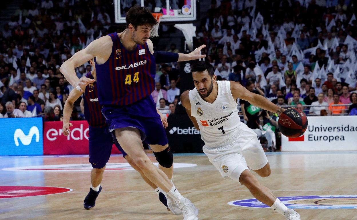 Ante Tomic y Facundo Campazzo, durante un clásico del playoff final de la Liga Endesa.