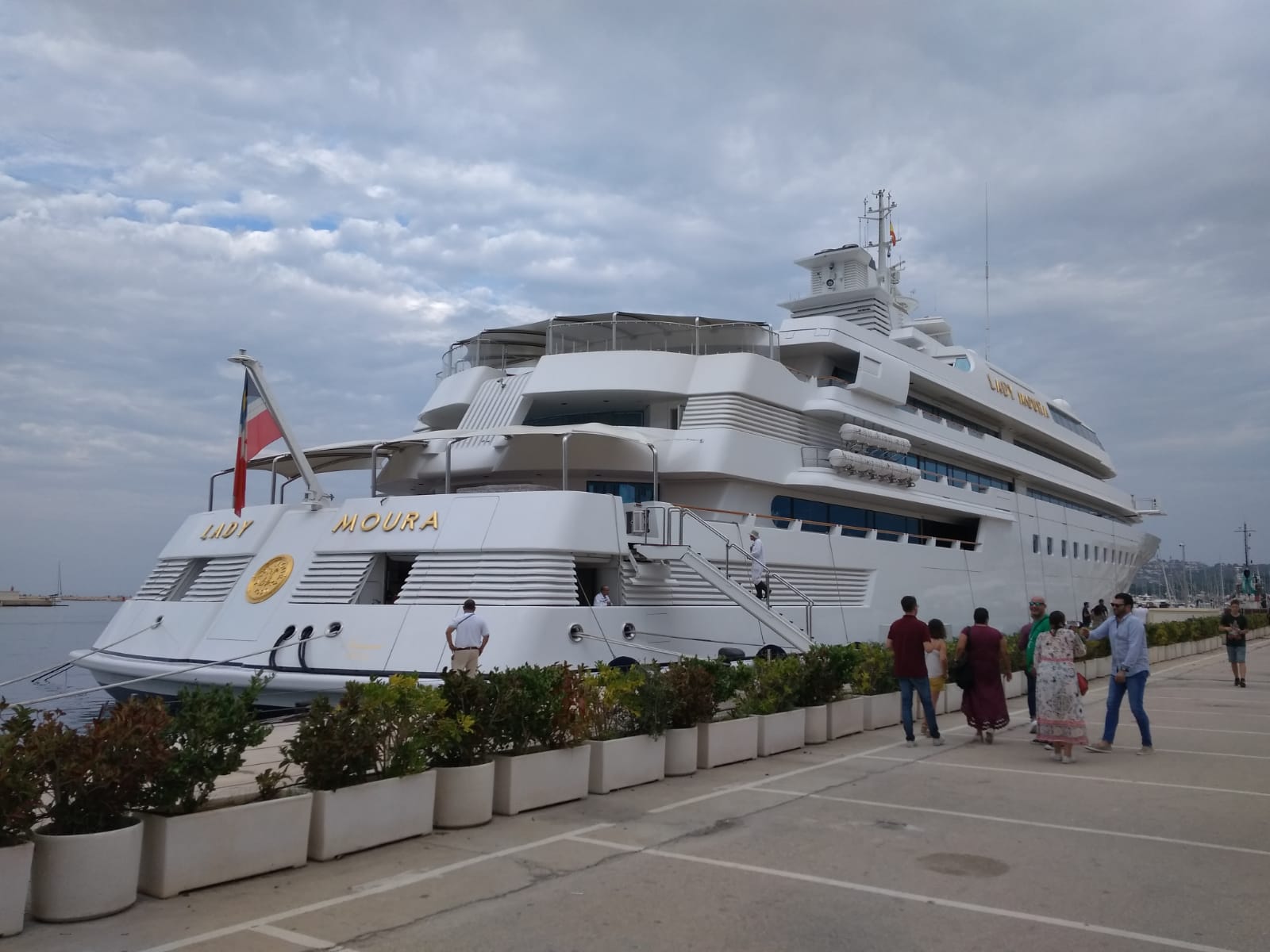 El yate 'Lady Moura', uno de más caros del mundo, valorado en 200 millones de euros, há atracado en el puerto de Dénia. El yate es propiedad de Nasser Al.Rasheed, médico y magnate saudí, que posee la consultora internacional de ingenieria Rasheed Engineering.