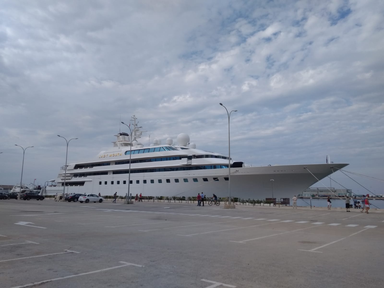 El yate 'Lady Moura', uno de más caros del mundo, valorado en 200 millones de euros, há atracado en el puerto de Dénia. El yate es propiedad de Nasser Al.Rasheed, médico y magnate saudí, que posee la consultora internacional de ingenieria Rasheed Engineering.