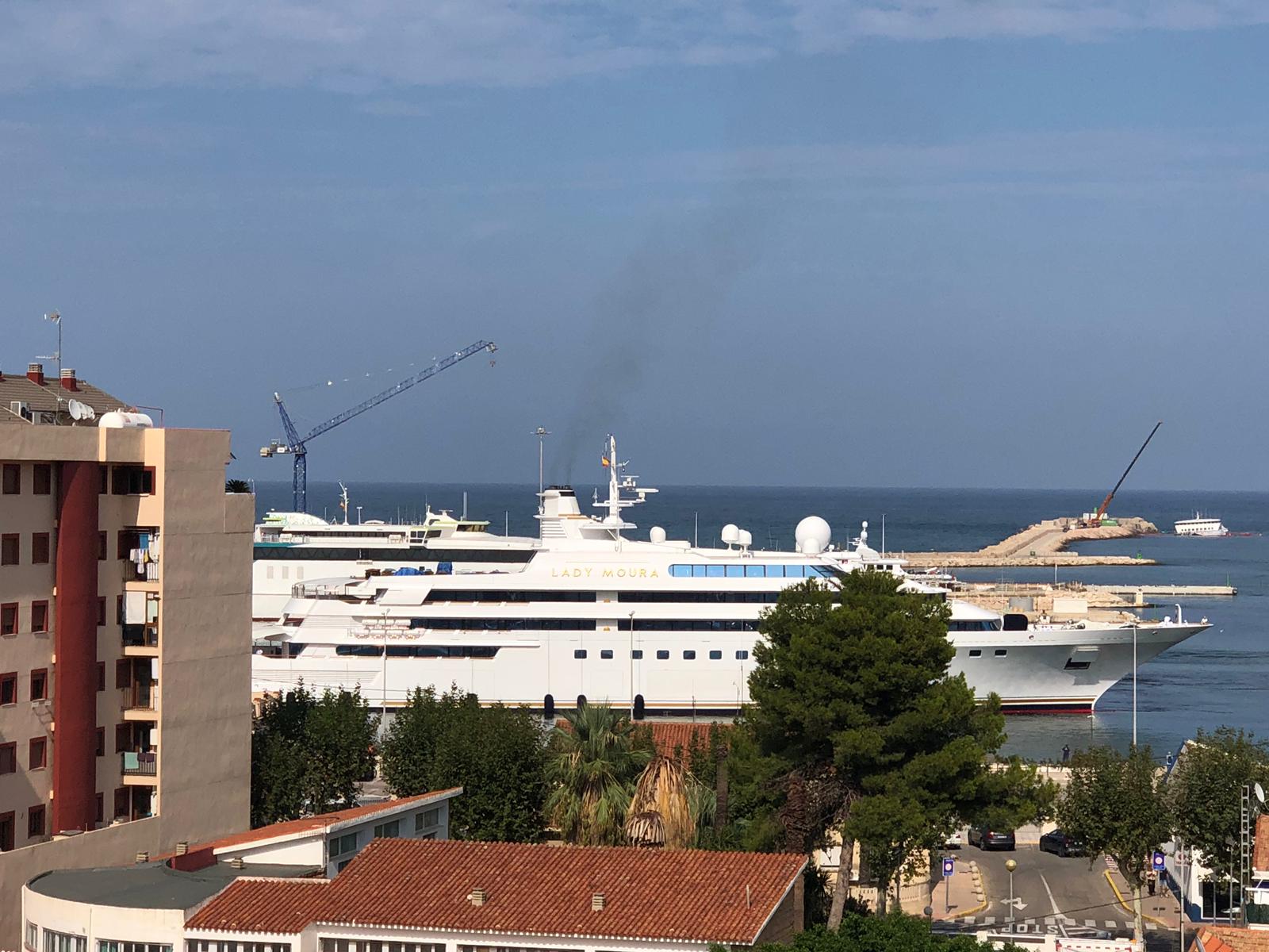 El yate 'Lady Moura', uno de más caros del mundo, valorado en 200 millones de euros, há atracado en el puerto de Dénia. El yate es propiedad de Nasser Al.Rasheed, médico y magnate saudí, que posee la consultora internacional de ingenieria Rasheed Engineering.