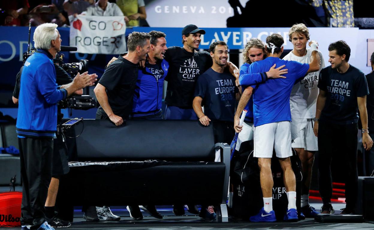 El equipo de Europa felicita a Roger Federer. 