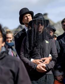 Imagen secundaria 2 - Imagenes del acto celebrado en lo que fue el glaciar Pizol.