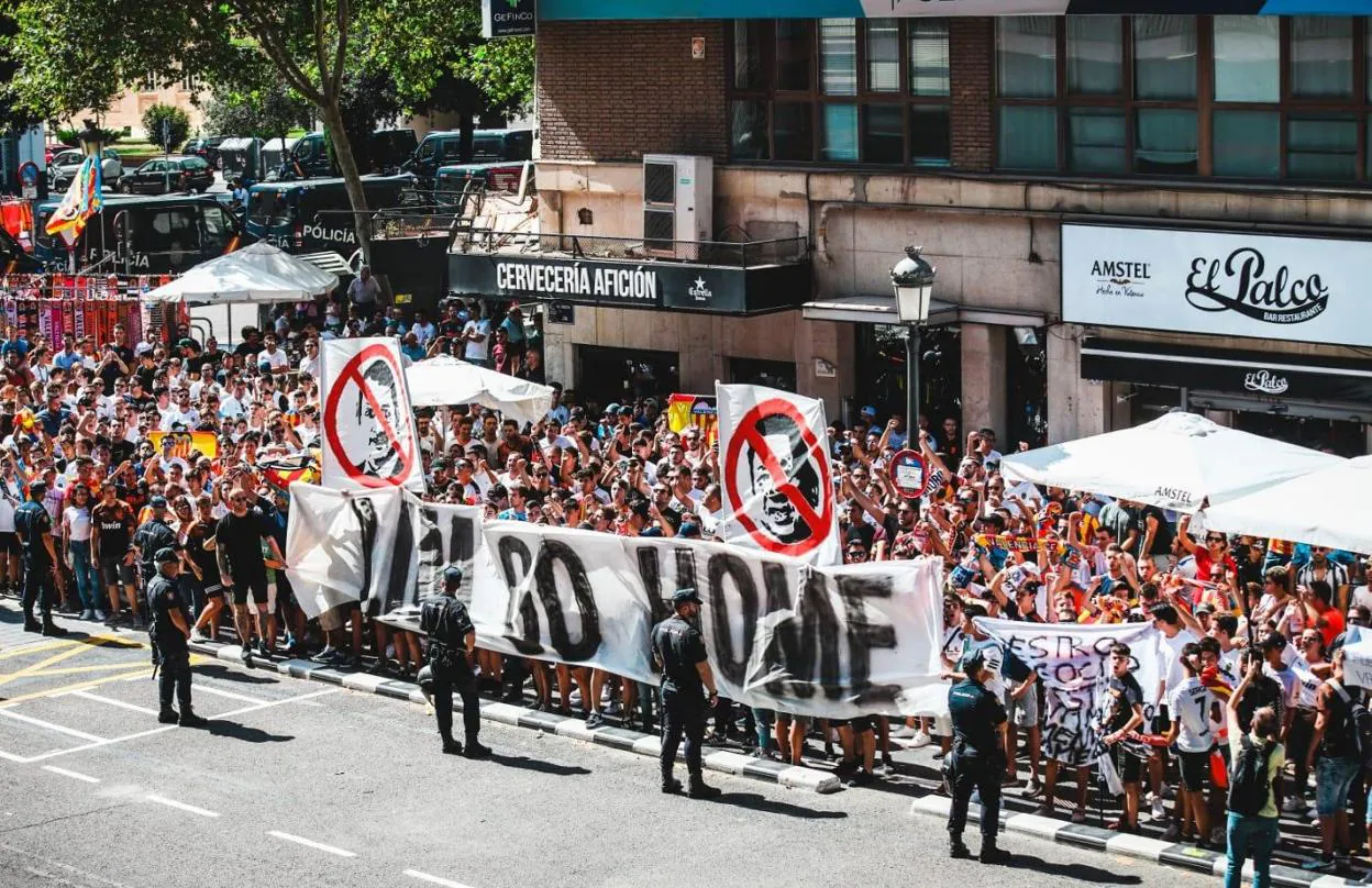 Protesta antes del partido enfrente de tribuna. 