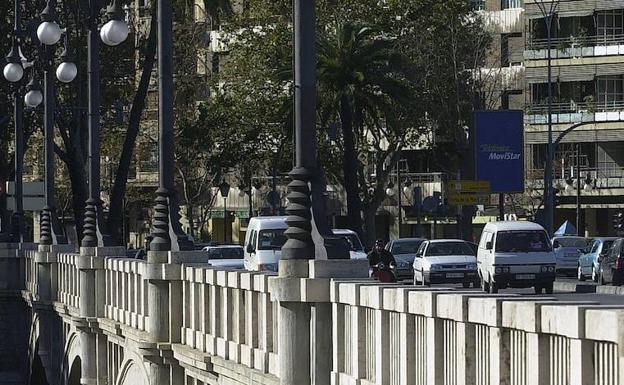 Un policía local evita que un hombre se lance desde el puente de Aragón en Valencia