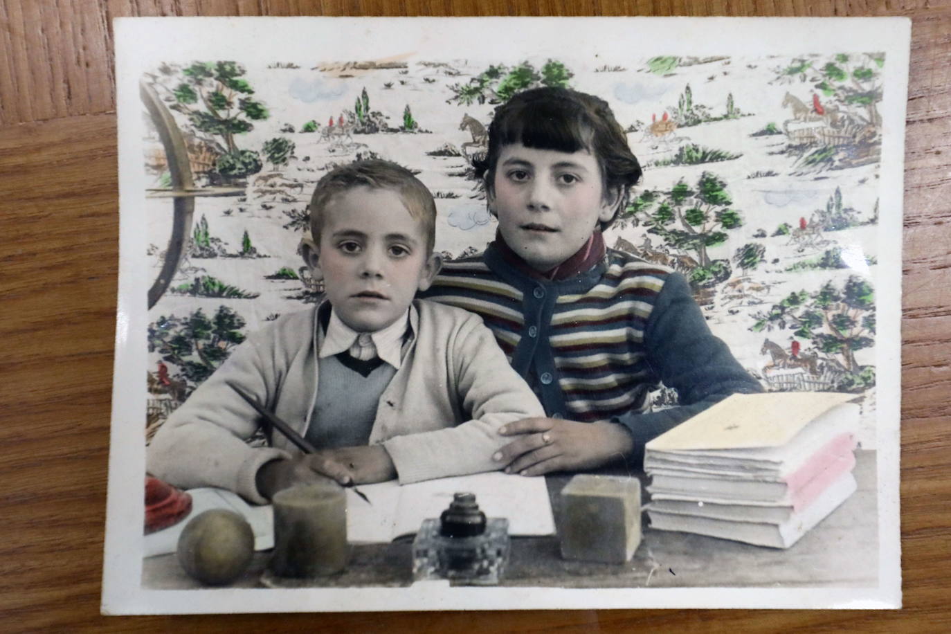 Colegio. En el colegio de Onda con su hermana Rosa al inicio del curso escolar. 