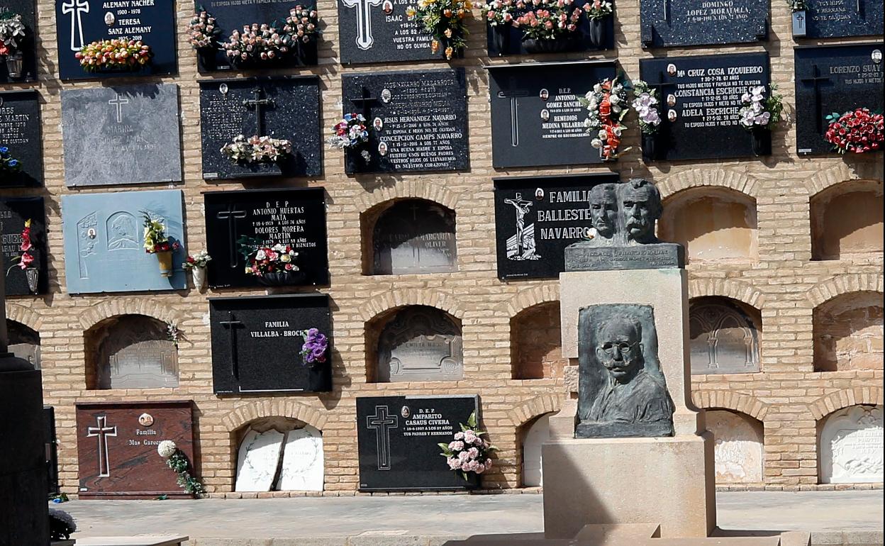 Tumba de Mariano Benlliure en el cementerio de El Cabanyal, ayer. 