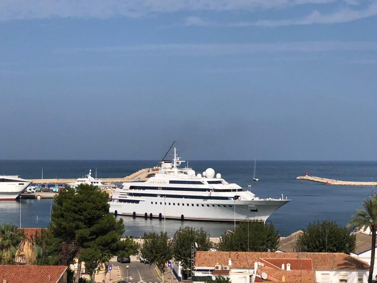 El yate de lujo 'Lady Moura, a su llegada al puerto de Dénia. 