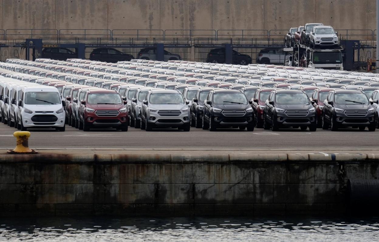 Automóviles aparcados en una terminal del puerto de Valencia. 