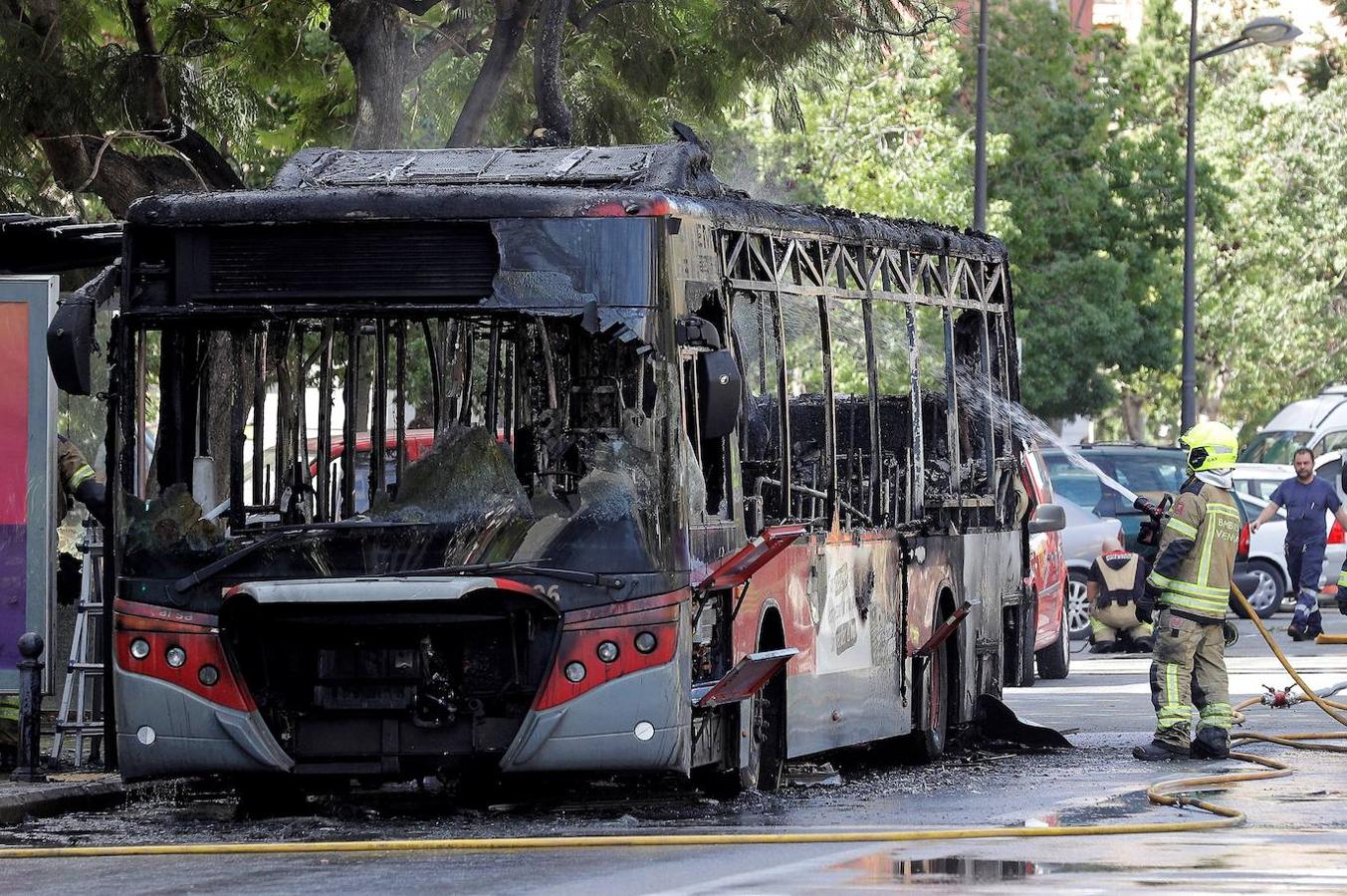 Fotos: Así ha quedado el autobús incendiado en Blasco Ibáñez
