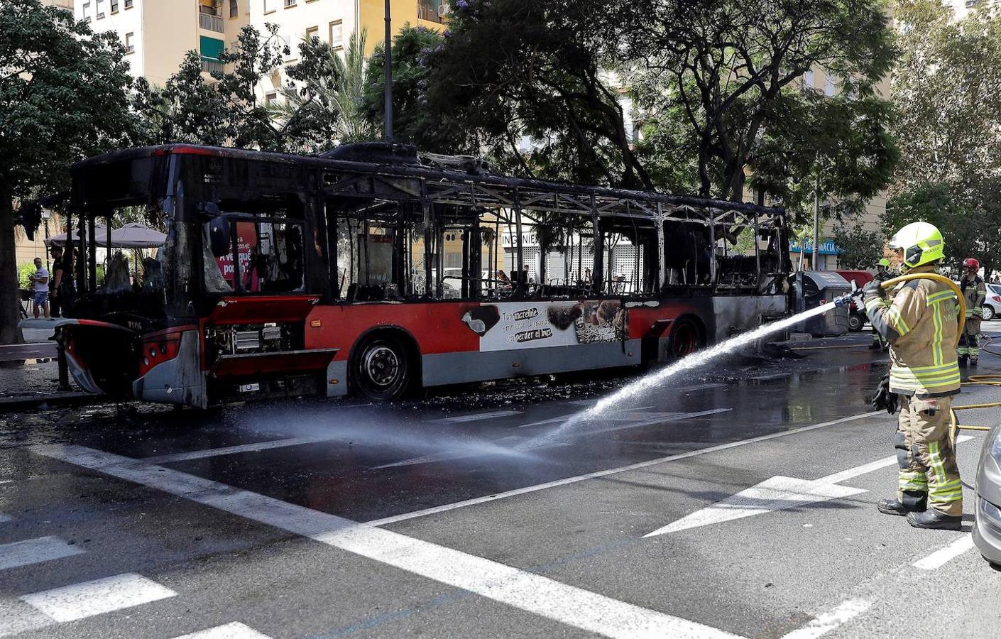 Fotos: Así ha quedado el autobús incendiado en Blasco Ibáñez